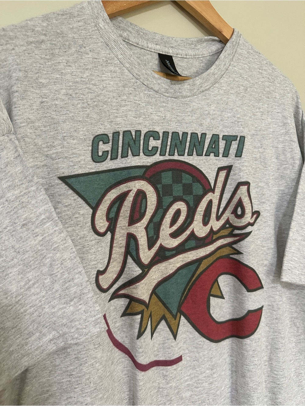 Gildan Cincinnati Reds Graphic Crewneck Tee in Heather Gray - Picture 2 of 6